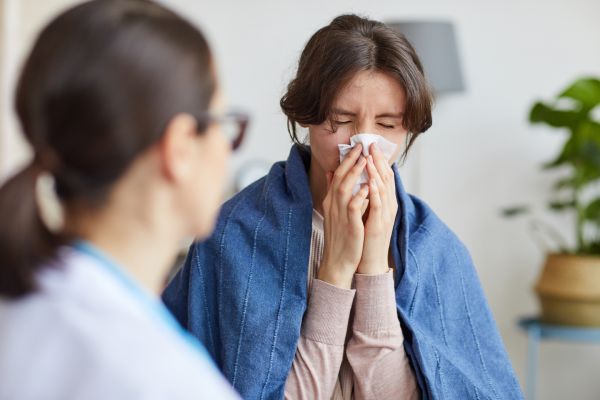 Paziente con sintomi da rinite allergica consulta un medico