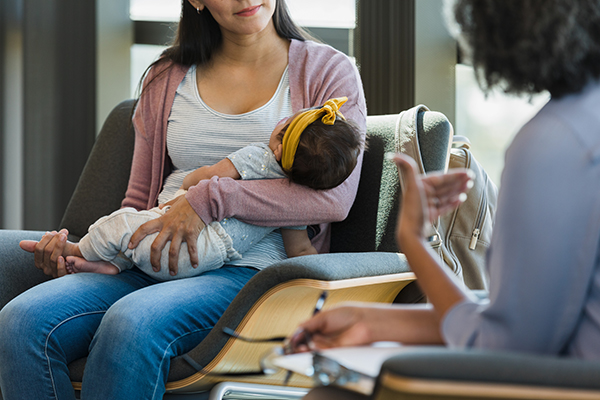 Neomamma insieme al suo bebè che va in psicoterapia per prendersi cura della sua salute mentale
