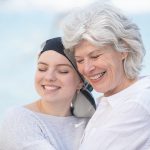 Nonna abbraccia nipote che soffre di tumore