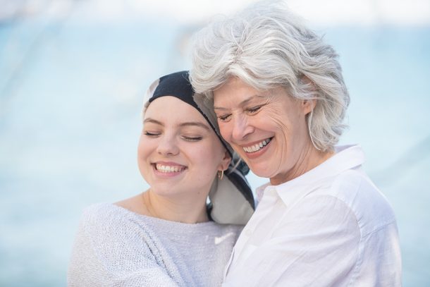 Nonna abbraccia nipote che soffre di tumore