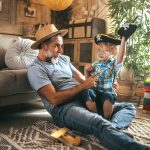 Nonno e nipote che giocano insieme, a rischio di contagio da streptococco