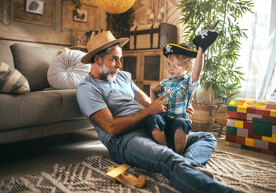 Nonno e nipote che giocano insieme, a rischio di contagio da streptococco