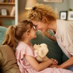 Mamma con figlia con orticaria