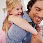 Padre con figlia sulle spalle con contagio da scabbia