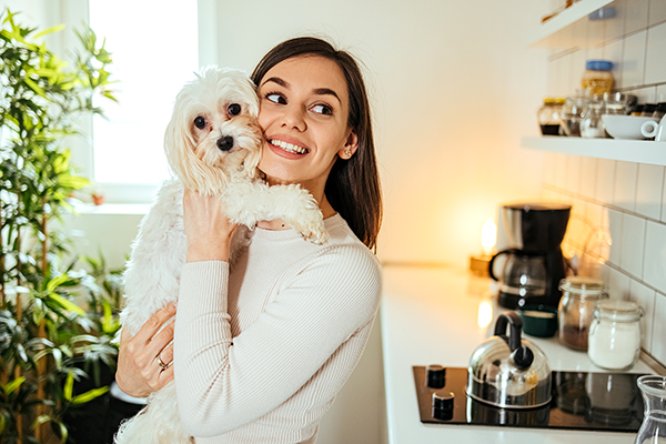 Padrona con in braccio il cane che analizza eventuali sintomi di tumore cutaneo