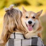 Padrona che porta il suo cane al parco, assicurandogli un’adeguata attività fisica contro il papilloma