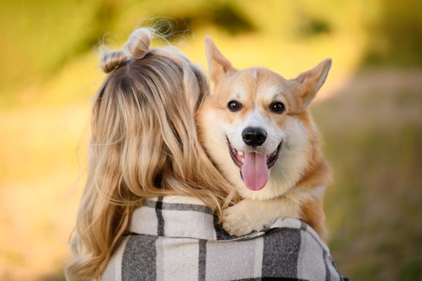 padrona-portando-cane-al-parco-per-attivita-fisica-prevenendo-papilloma-cane Padrona che porta il suo cane al parco, assicurandogli un’adeguata attività fisica contro il papilloma