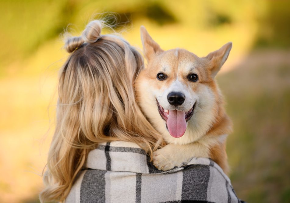 Padrona che porta il suo cane al parco, assicurandogli un’adeguata attività fisica contro il papilloma