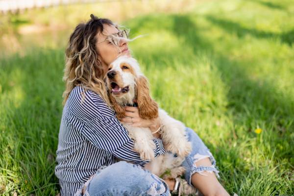Giovane donna dona supporto al suo cane affetto da melanoma