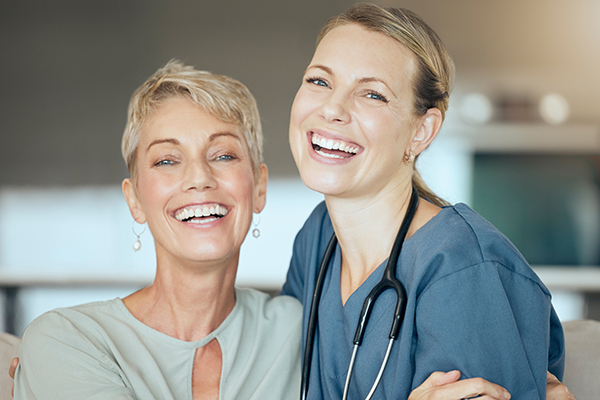 Paziente di mezza età che abbraccia l'infermiera dopo aver ricevuto un trapianto di cellule staminali