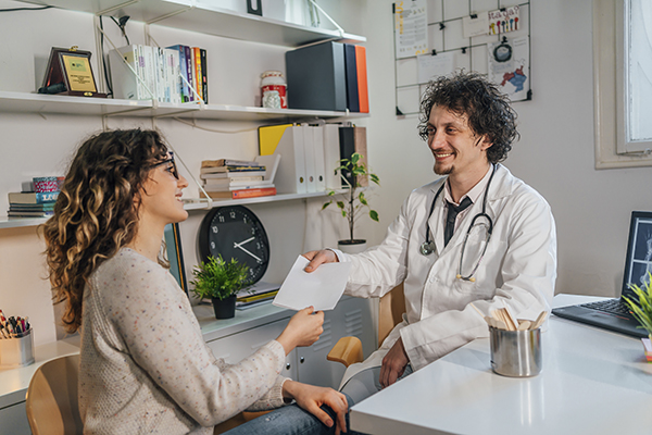 Paziente che riceve l’impegnativa del medico di base al termine di una visita medica