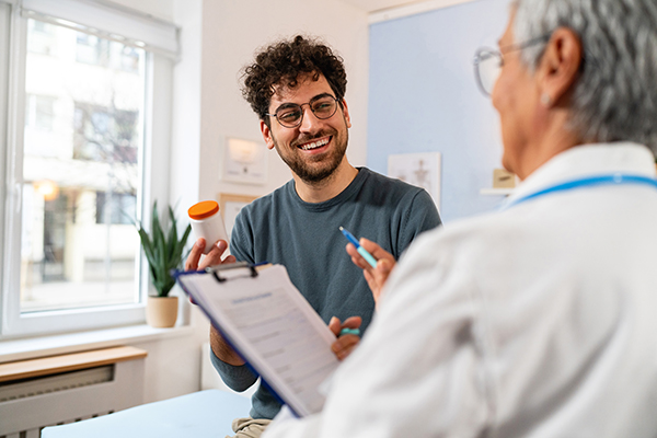 Paziente durante una visita medica che domanda al dottore quando prendere Augmentin