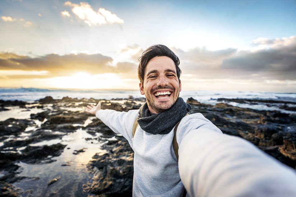 prevenzione-eritema-con-uno-stile-di-vita-sano Uomo che previene la comparsa dell’eritema adottando uno stile di vita sano a contatto con la natura