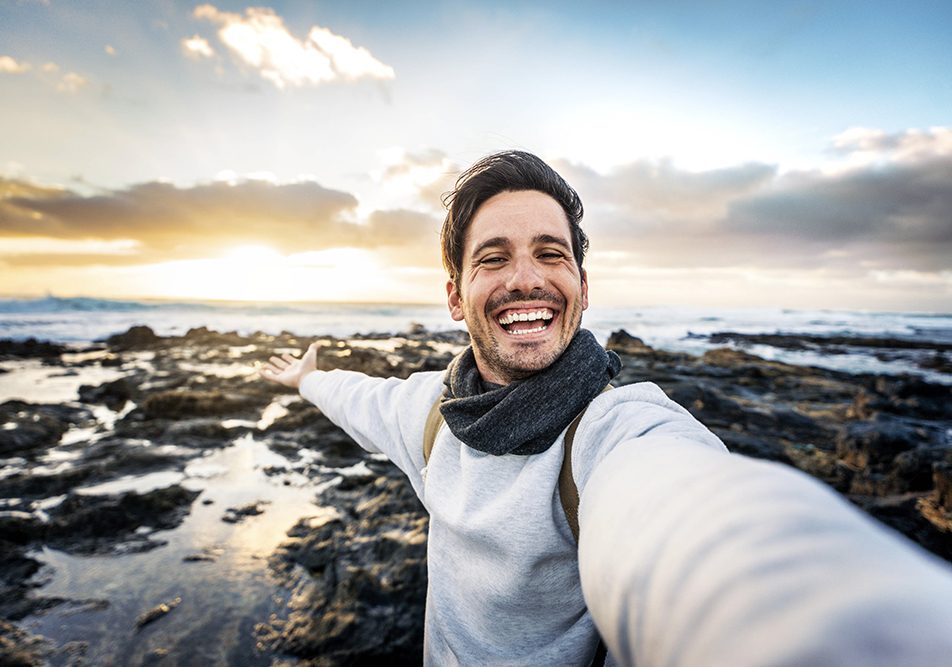 Uomo che previene la comparsa dell’eritema adottando uno stile di vita sano a contatto con la natura