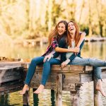 Amiche in ambiente lacustre che prevengono le punture di acari utilizzando repellenti