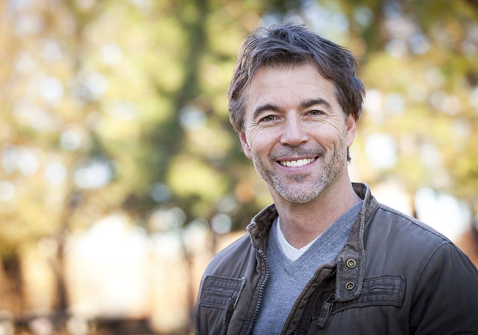 Uomo che promuove la prevenzione del tumore ai polmoni e della diagnosi precoce adottando uno stile di vita sano