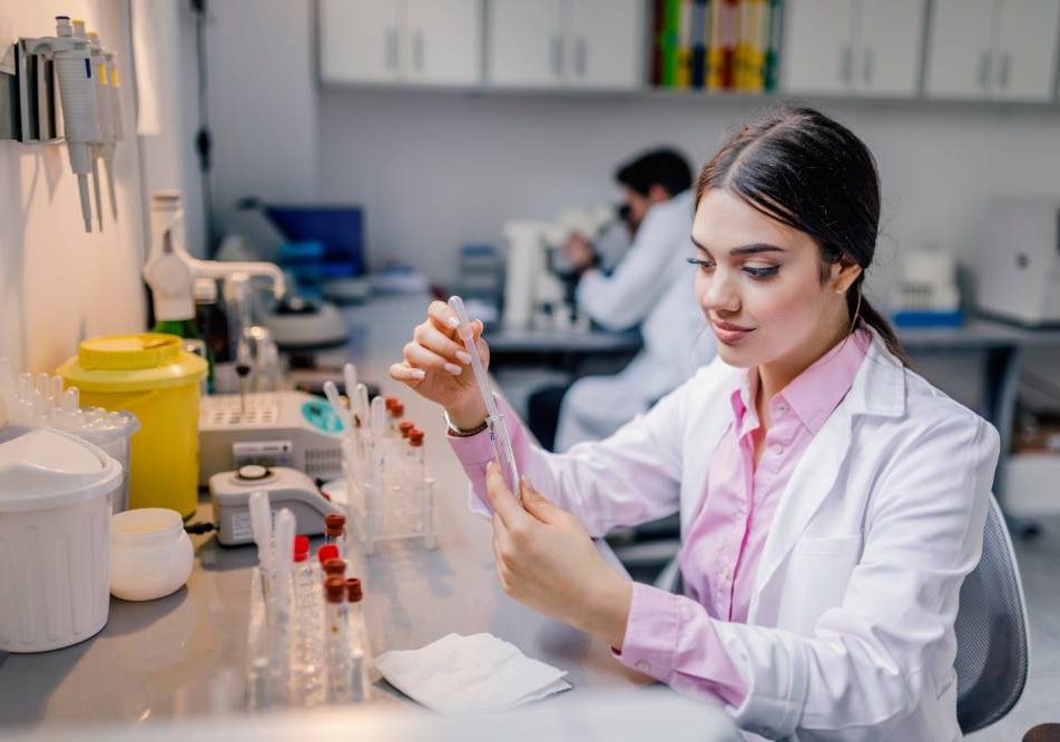 Giovane ricercatrice studia le cellule staminali