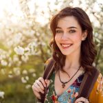 Giovane donna che fa una passeggiata nella natura, col rischio di manifestare dei puntini rossi sulla pelle a causa delle punture di insetti