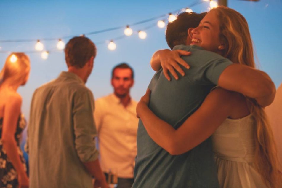 Abbracci tra persone possibile contagio scabbia