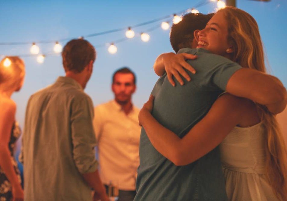 Abbracci tra persone possibile contagio scabbia