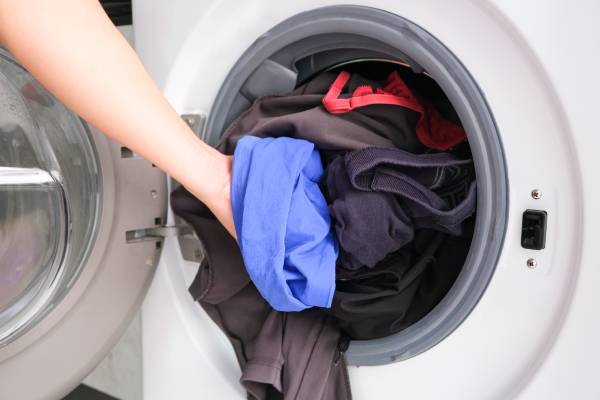 Il lavaggio in lavatrice in acqua calda per uccidere gli acari della scabbia