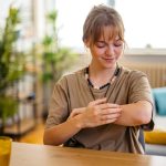 Giovane donna manifesta prurito a causa della scabbia