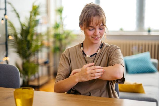 Giovane donna manifesta prurito a causa della scabbia