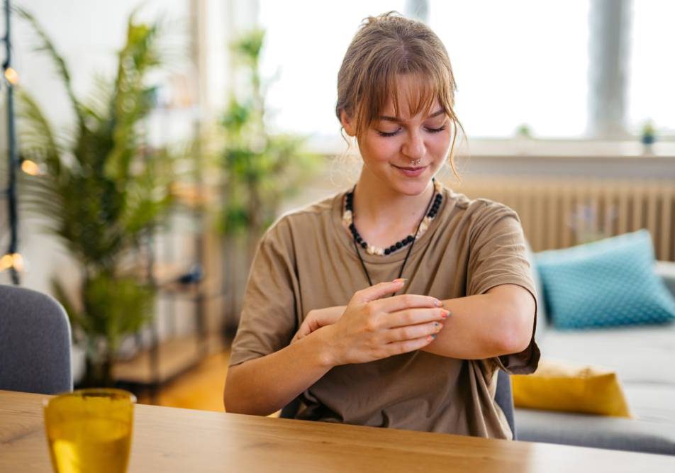 Giovane donna manifesta prurito a causa della scabbia