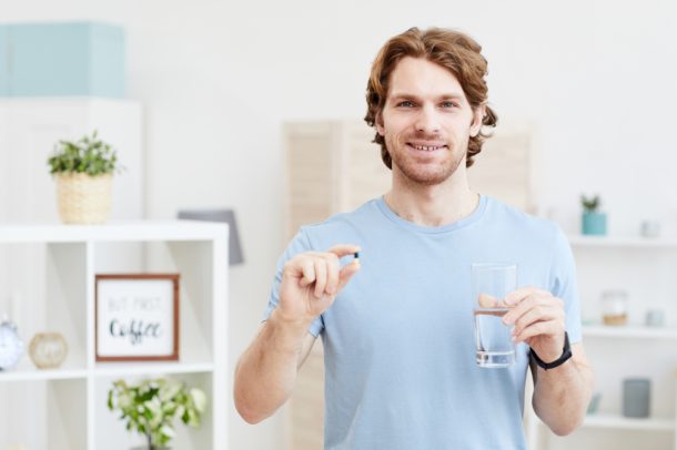 Uomo prende azitromicina per infezioni batteriche