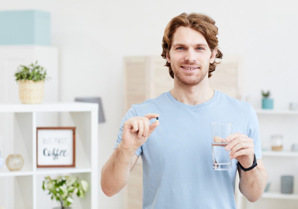 Uomo prende azitromicina per infezioni batteriche