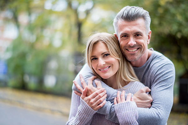 Uomo con papule perlacee che vive con autostima la sua attività sessuale