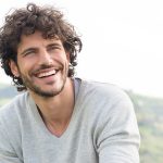 Uomo che convive con serenità con la presenza di papule perlacee al glande