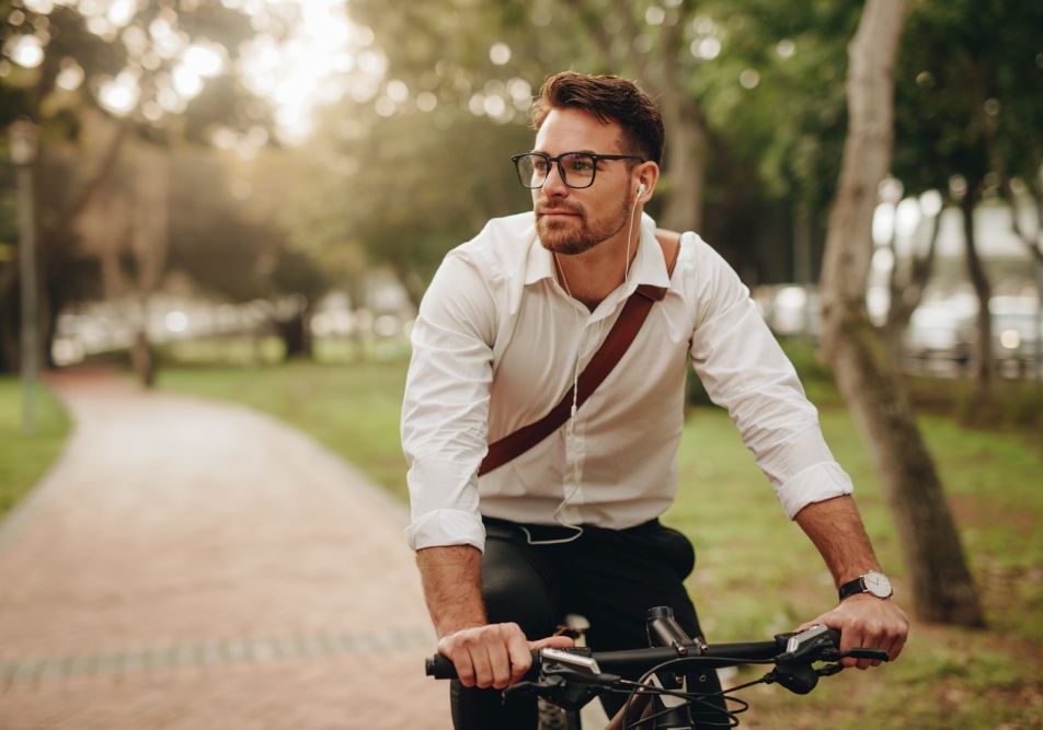 Giovane uomo che soffre di postite da sfregamento, un fastidio comune