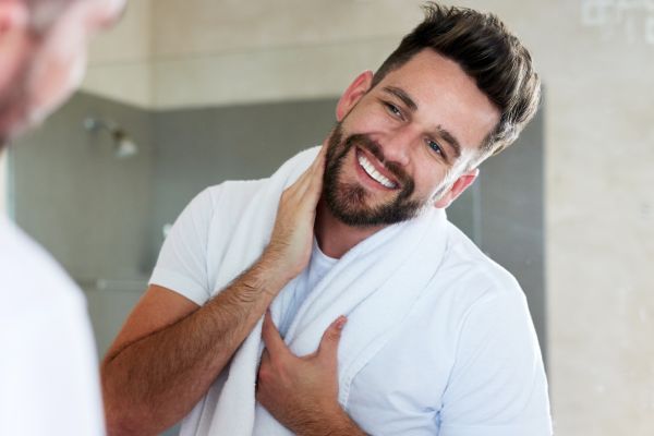 Giovane uomo che si prende cura di se stesso per evitare secchezza o postite del prepuzio