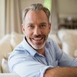 Uomo che soffre di infezione alle vie urinarie