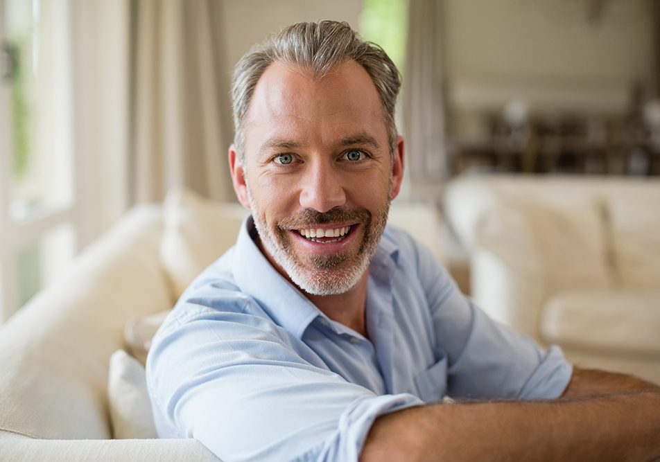 uomo-mezza-eta-infezione-urinaria Uomo che soffre di infezione alle vie urinarie