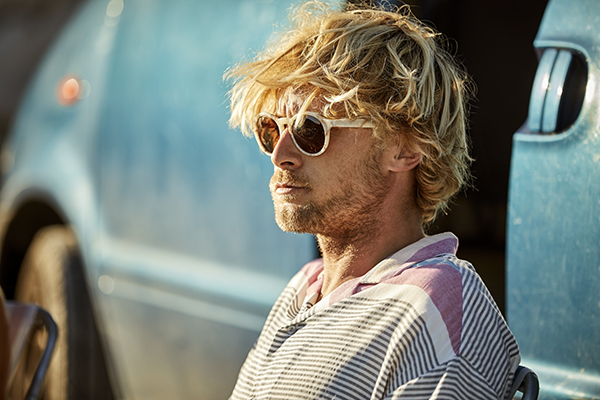 Uomo che protegge la sua pelle dal sole da una possibile infiammazione al neo