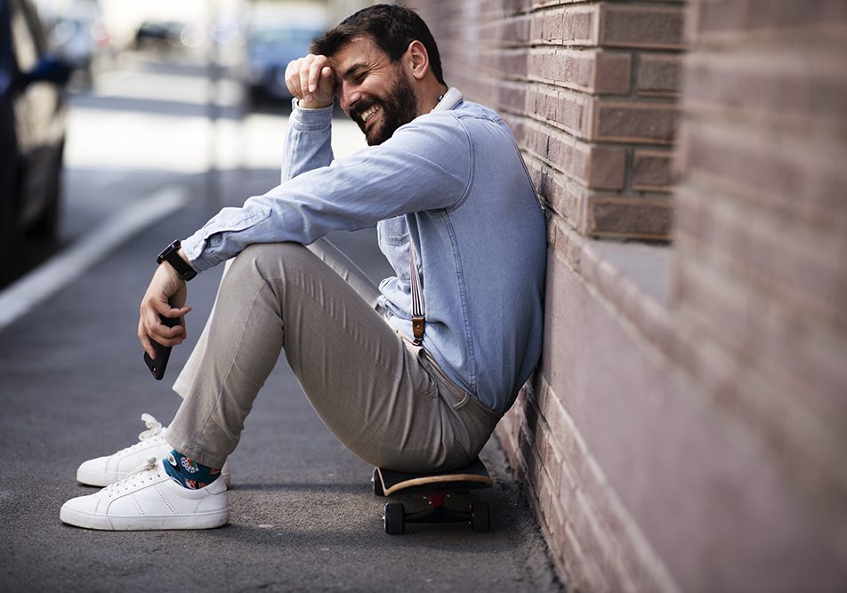 Uomo sollevato dal dolore al ginocchio in seguito a trattamento innovativo con cellule staminali