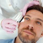 Uomo che si sottopone ad un’accurata visita dermatologica, scoprendo di avere un melanoma in fase iniziale