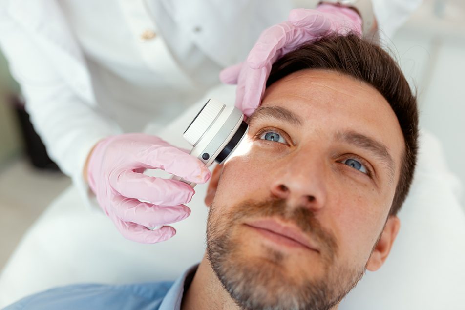 visita-dermatologica-melanoma-in-fase-iniziale Uomo che si sottopone ad un’accurata visita dermatologica, scoprendo di avere un melanoma in fase iniziale