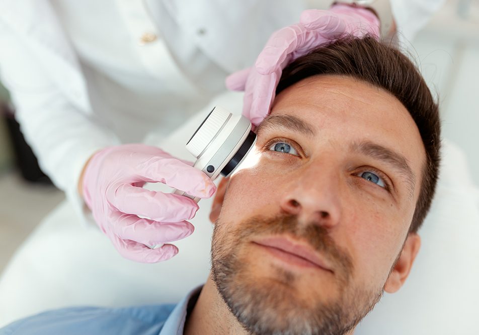 visita-dermatologica-melanoma-in-fase-iniziale Uomo che si sottopone ad un’accurata visita dermatologica, scoprendo di avere un melanoma in fase iniziale