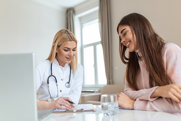 Giovane donna con sintomi di herpes genitale si sottopone a visita ginecologica