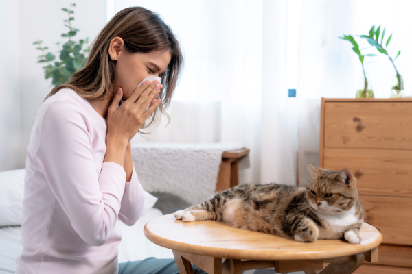 Ragazza prende antistaminici per allergie durante il periodo della muta
