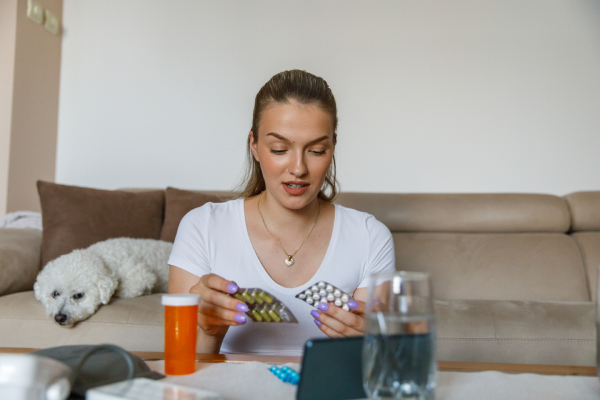 Giovane donna si consulta online con il proprio medico per augmentin e interazioni con altri farmaci