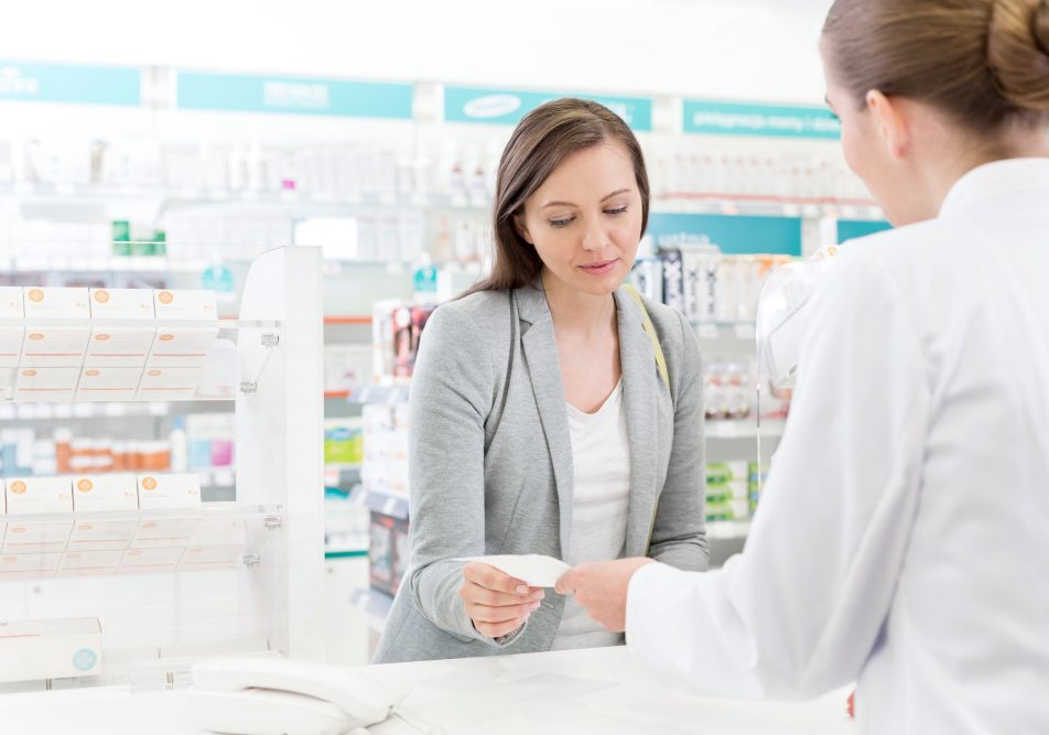 Giovane donna in farmacia con prescrizione medica per augmentin