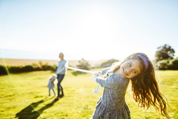 bambina-con-famiglia-al-parco-conducendo-stile-di-vita-sano-prevenzione-streptococco Bambina che gioca insieme alla sua famiglia al parco, conducendo uno stile di vita sano e attivo come forma di prevenzione contro lo streptococco