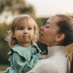 Piccola bambina guarita dalla febbre reumatica con la madre