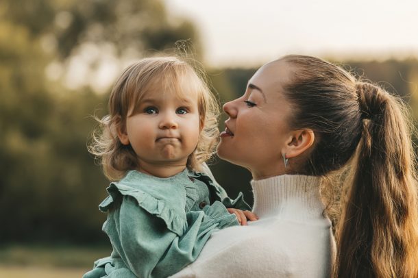 bambina-con-madre-guarigione-da-febbre-reumatica Piccola bambina guarita dalla febbre reumatica con la madre