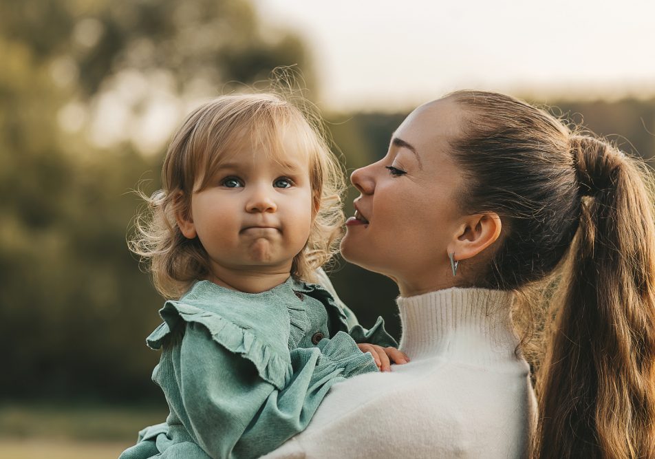 bambina-con-madre-guarigione-da-febbre-reumatica Piccola bambina guarita dalla febbre reumatica con la madre