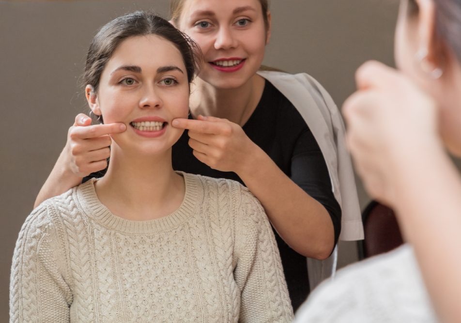 Bambina che svolge esercizi di dizione insieme all'insegnante